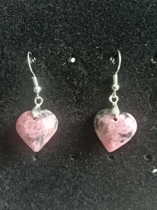 BOUCLES D'OREILLES EN COEUR DE RHODONITE