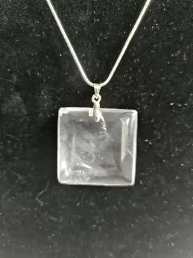 PENDENTIF DE CRISTAL DE ROCHE EN CARRE